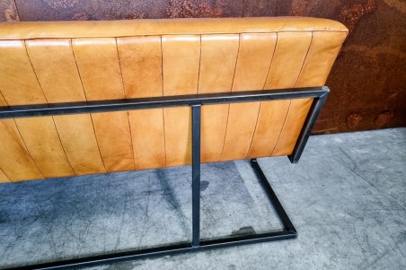 Banquette camel et métal, déco vintage, style indus, design loft, art contemporain