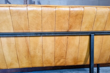 Banquette camel et métal, déco vintage, style indus, design loft, art contemporain