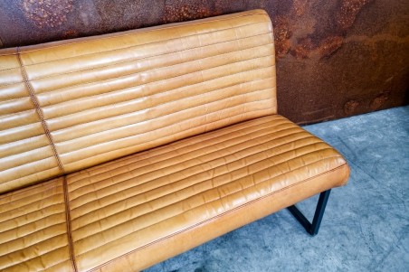 Banquette camel et métal, déco vintage, style indus, design loft, art contemporain