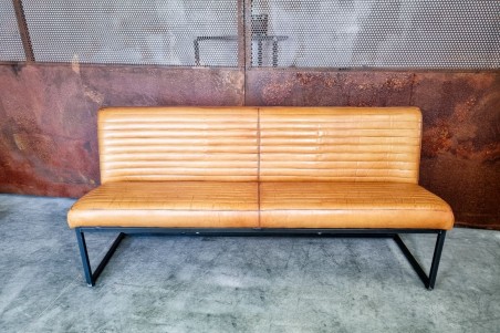 Banquette camel et métal, déco vintage, style indus, design loft, art contemporain