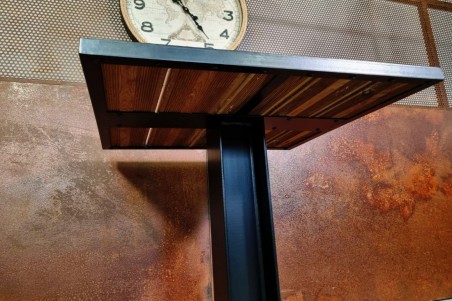 table pieds central poutrelle H plateau en lame de pin table carré terrasse bar restaurant style industriel robuste solide