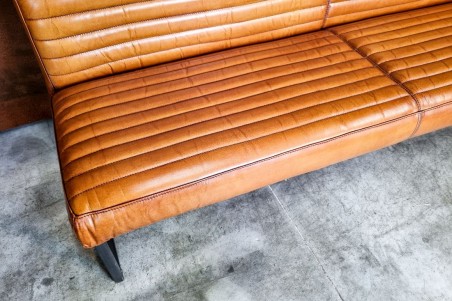 Banquette camel sombre et métal, déco vintage, style indus, design loft, art contemporain