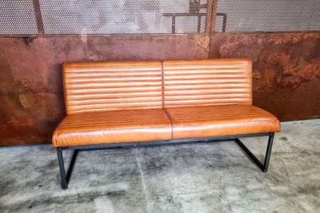 Banquette camel sombre et métal, déco vintage, style indus, design loft, art contemporain