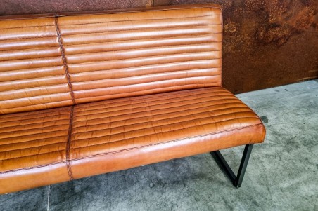 Banquette camel sombre et métal, déco vintage, style indus, design loft, art contemporain