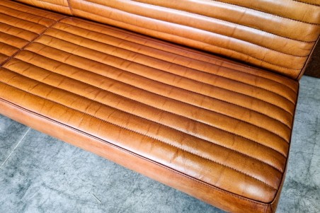 Banquette camel sombre et métal, déco vintage, style indus, design loft, art contemporain