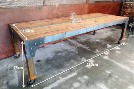 Table style industrielle en bois et métal à roulettes - Aleyrac