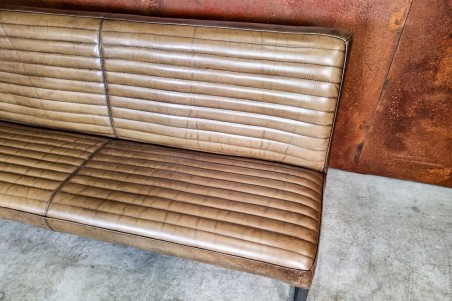 Banquette vert olive et métal, déco vintage, style indus, design loft, art contemporain