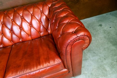 Canapé 3 places cuir rouge cognac sombre capitonné design "chesterfield" style industriel déco indus loft