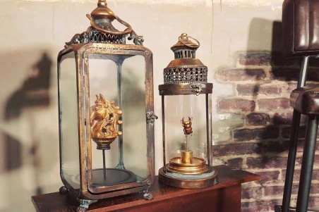 Cloche en verre avec socle en bois pour cheval d'or