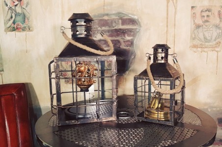 Cloche en verre avec socle en bois pour cheval d'or