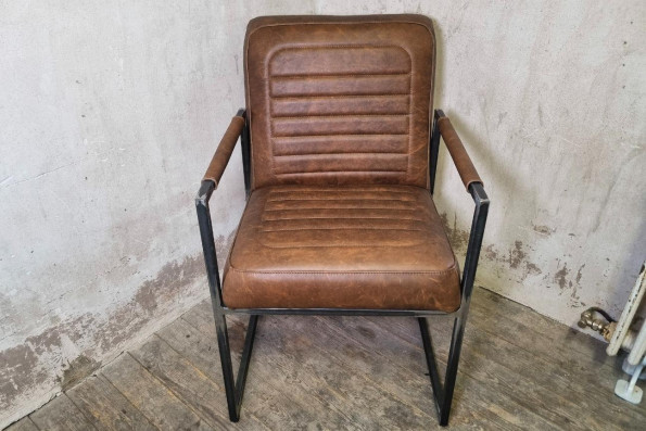 chaise de caractère en cuir fauve coutures voyage fabriquée en France dans l'atelier artisanale Cervus situé en Isère