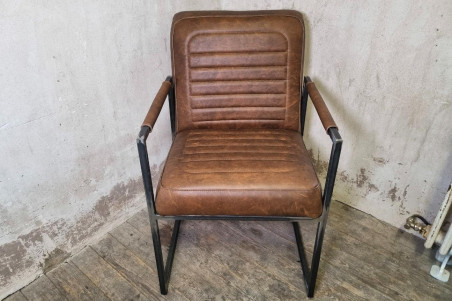 chaise de caractère en cuir fauve coutures voyage fabriquée en France dans l'atelier artisanale Cervus situé en Isère