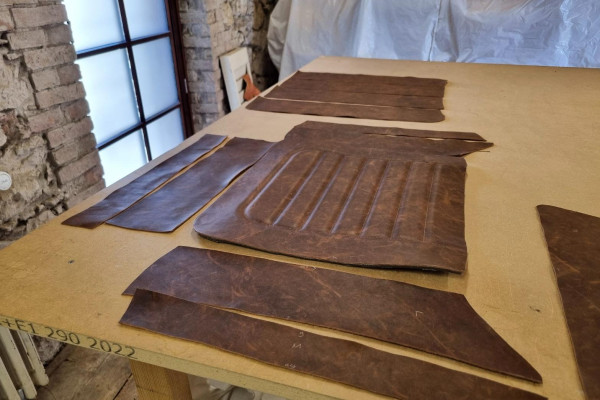 chaise de caractère en cuir fauve coutures voyage fabriquée en France dans l'atelier artisanale Cervus situé en Isère 2