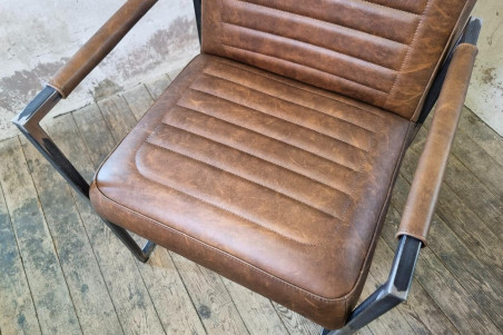 chaise de caractère en cuir fauve coutures voyage fabriquée en France dans l'atelier artisanale Cervus situé en Isère