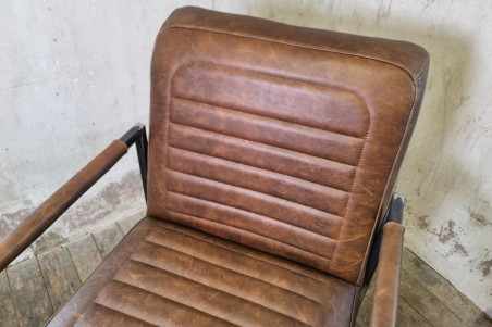chaise de caractère en cuir fauve coutures voyage fabriquée en France dans l'atelier artisanale Cervus situé en Isère