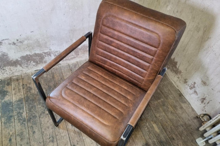 chaise de caractère en cuir fauve coutures voyage fabriquée en France dans l'atelier artisanale Cervus situé en Isère