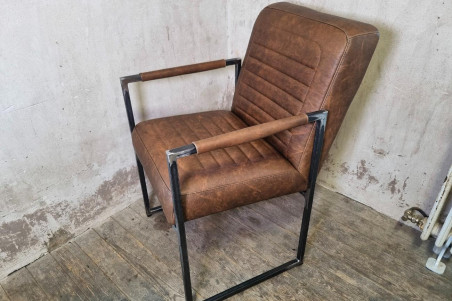 chaise de caractère en cuir fauve coutures voyage fabriquée en France dans l'atelier artisanale Cervus situé en Isère