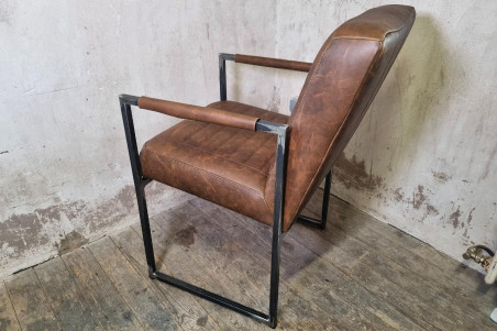 chaise de caractère en cuir fauve coutures voyage fabriquée en France dans l'atelier artisanale Cervus situé en Isère