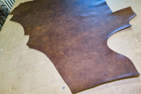 chaise de caractère en cuir fauve coutures voyage fabriquée en France dans l'atelier artisanale Cervus situé en Isère