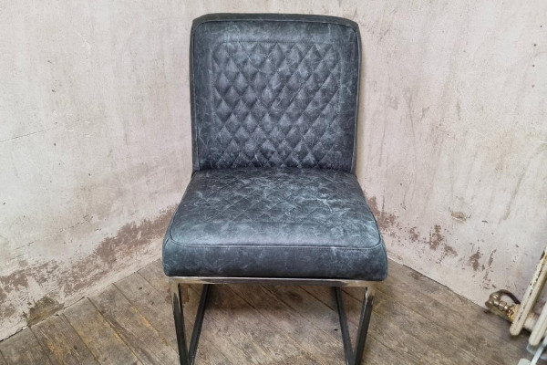 chaise de qualité en cuir bleu coutures héritage fabriquée en France dans l'atelier artisanale Cervus situé en Isère