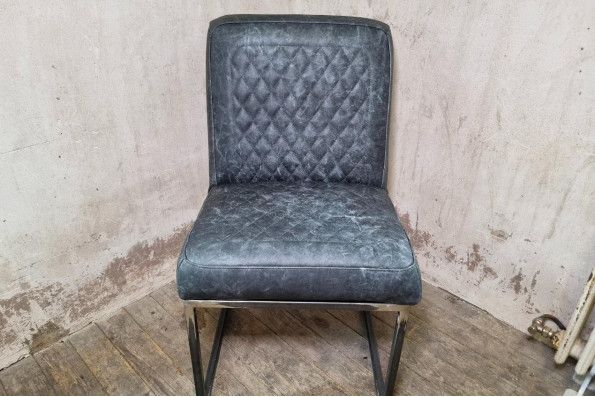 chaise de qualité en cuir bleu coutures héritage fabriquée en France dans l'atelier artisanale Cervus situé en Isère