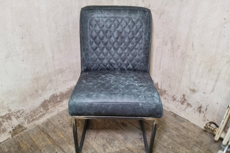 chaise de qualité en cuir bleu coutures héritage fabriquée en France dans l'atelier artisanale Cervus situé en Isère