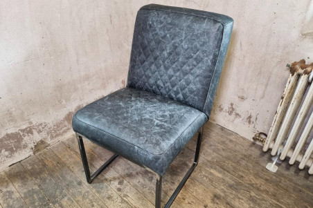 chaise de qualité en cuir bleu coutures héritage fabriquée en France dans l'atelier artisanale Cervus situé en Isère