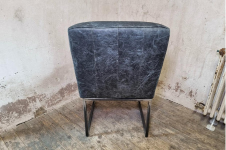 chaise de qualité en cuir bleu coutures héritage fabriquée en France dans l'atelier artisanale Cervus situé en Isère