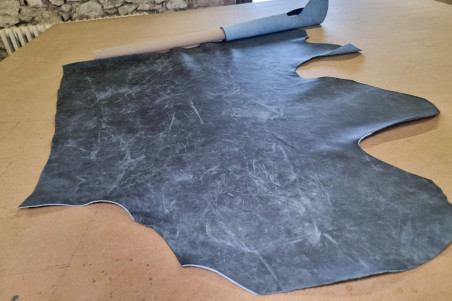 chaise de qualité en cuir bleu coutures héritage fabriquée en France dans l'atelier artisanale Cervus situé en Isère