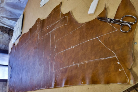 chaise en cuir vintage teinte rouille coutures élégance fabriquée en France dans l'atelier artisanale Cervus situé en Isère