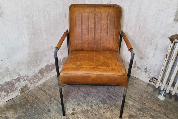 chaise en cuir vintage teinte rouille coutures voyage fabriquée en France dans l'atelier artisanale Cervus situé en Isère