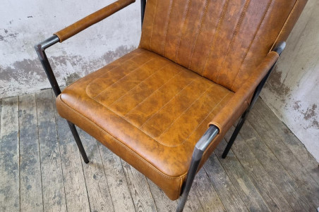 chaise en cuir vintage teinte rouille coutures élégance fabriquée en France dans l'atelier artisanale Cervus situé en Isère