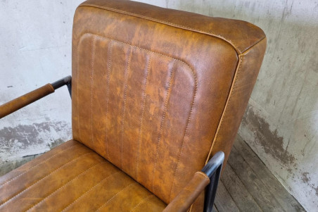 chaise en cuir vintage teinte rouille coutures élégance fabriquée en France dans l'atelier artisanale Cervus situé en Isère