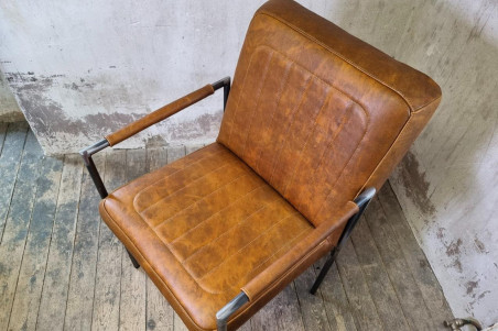 chaise en cuir vintage teinte rouille coutures élégance fabriquée en France dans l'atelier artisanale Cervus situé en Isère