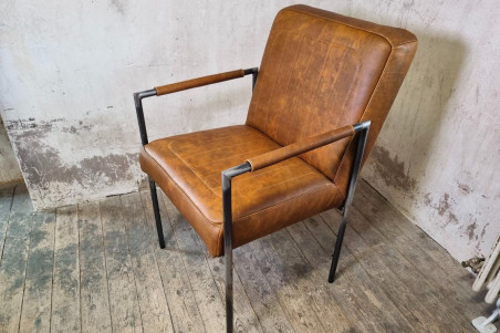 chaise en cuir vintage teinte rouille coutures élégance fabriquée en France dans l'atelier artisanale Cervus situé en Isère