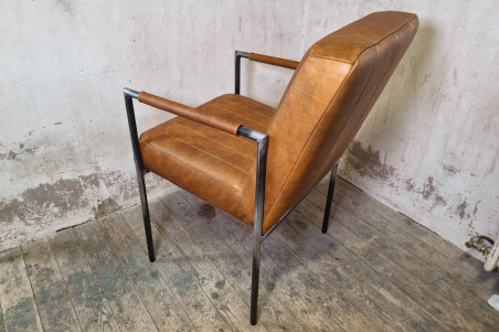 chaise en cuir vintage teinte rouille coutures élégance fabriquée en France dans l'atelier artisanale Cervus situé en Isère