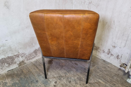 chaise en cuir vintage teinte rouille coutures élégance fabriquée en France dans l'atelier artisanale Cervus situé en Isère