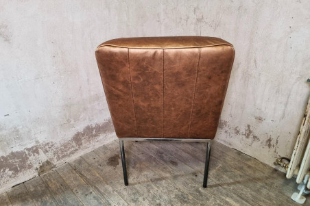 chaise en cuir de luxe cuivre couture architecture fabriquée en France dans un petit atelier artisanale situé en Isère