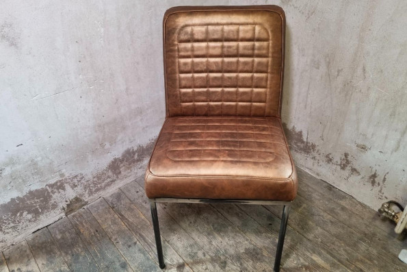 chaise en cuir de luxe fabriquée en France dans un petit atelier artisanale situé en Isère