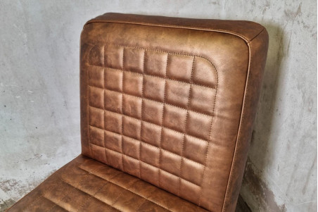 chaise en cuir de luxe cuivre couture architecture fabriquée en France dans un petit atelier artisanale situé en Isère