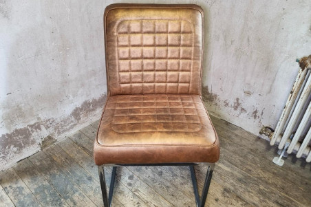 Chaise en cuir ELONE - coutures Architecture