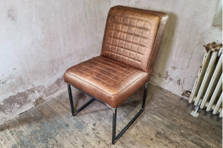 Chaise en cuir ELONE - coutures Architecture