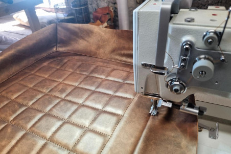 chaise en cuir de luxe cuivre couture architecture fabriquée en France dans un petit atelier artisanale situé en Isère