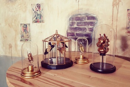 Cloche en verre avec socle en bois pour cheval d'or