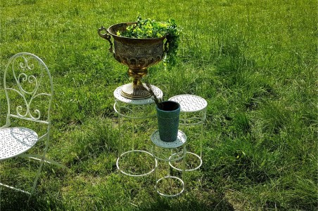 Pot de fleurs Ciment, motif géométrique, effet patine blanche.