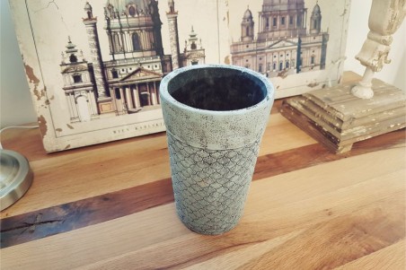 Pot de fleurs Ciment, motif géométrique, effet patine blanche.