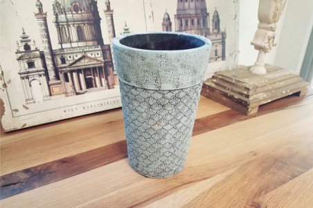Pot de fleurs Ciment, motif géométrique, effet patine blanche.