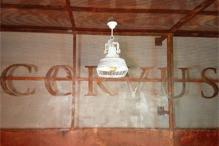 Lustre Béton, en métal perforé et bois, avec grillage