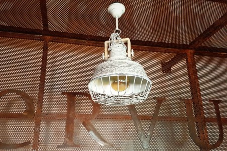 Lustre Béton, en métal perforé et bois, avec grillage