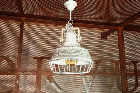 Lustre Béton, en métal perforé et bois, avec grillage